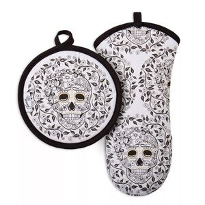 NWT FIESTAWARE SKULL OVEN MITT AND POTHOLDER SET